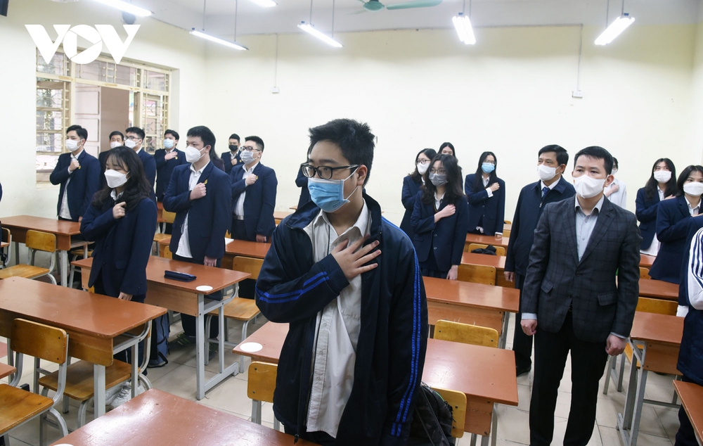  Hàng ngàn học sinh lớp 12 của Hà Nội đi học trực tiếp sau nhiều tháng nghỉ dịch  - Ảnh 13.
