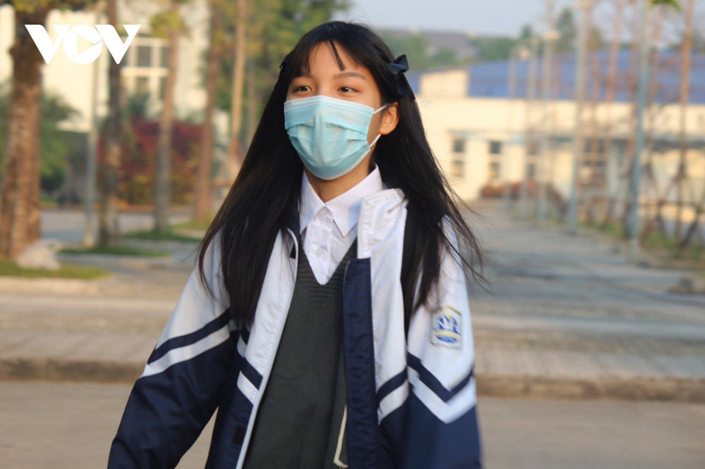  Hàng ngàn học sinh lớp 12 của Hà Nội đi học trực tiếp sau nhiều tháng nghỉ dịch  - Ảnh 17.