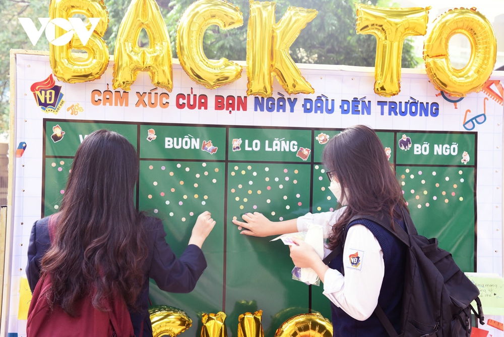  Hàng ngàn học sinh lớp 12 của Hà Nội đi học trực tiếp sau nhiều tháng nghỉ dịch  - Ảnh 4.