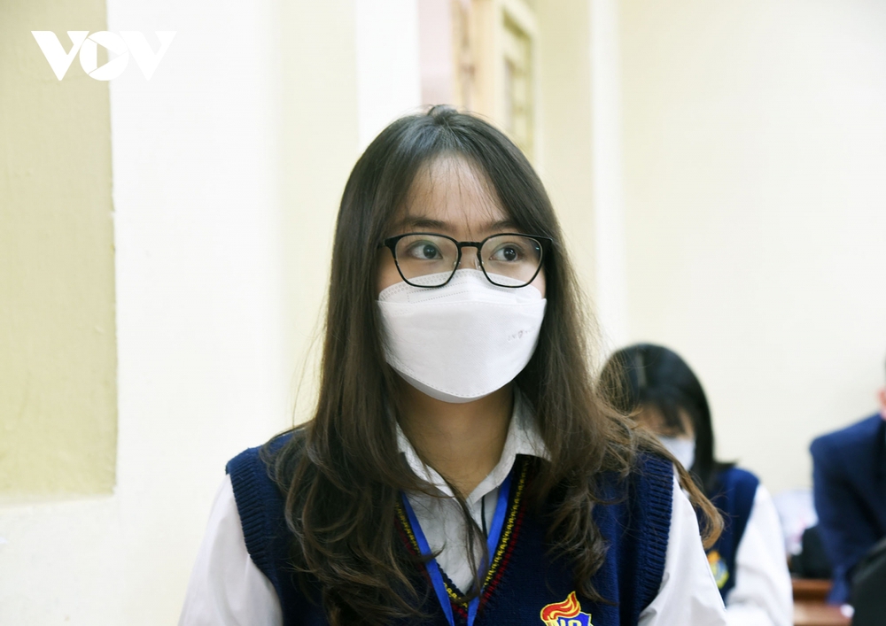  Hàng ngàn học sinh lớp 12 của Hà Nội đi học trực tiếp sau nhiều tháng nghỉ dịch  - Ảnh 9.