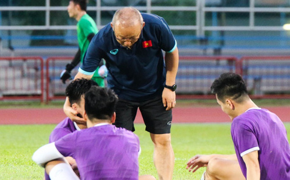 HLV Park Hang-seo "véo má" học trò, tuyển Việt Nam vã mồ hôi trở về khách sạn trước trận gặp tuyển Lào