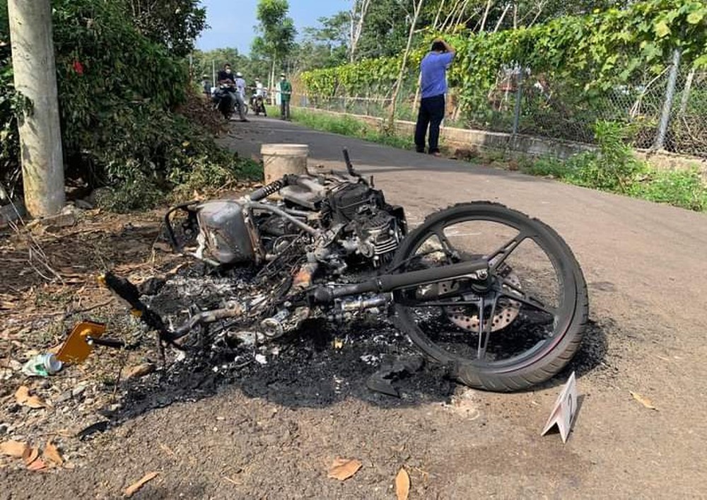 Vụ cô gái bị nghi can đưa đi khỏi hiện trường vụ án: Mảnh áo cháy sém bên giếng cạn - Ảnh 3.