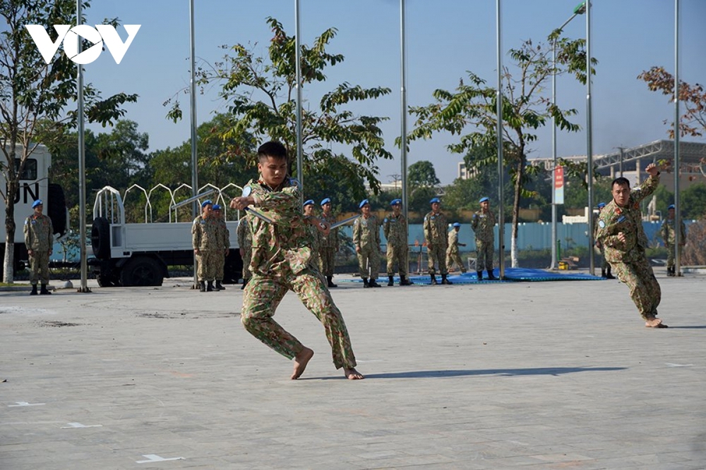 Màn biểu diễn võ thuật cực đỉnh của đội mũ nồi xanh - Ảnh 5. Màn biểu diễn võ thuật cực đỉnh của đội mũ nồi xanh - Ảnh 5.