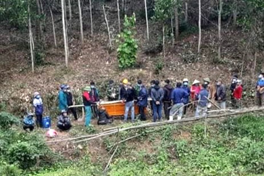 Thi thể người đàn ông đang phân hủy trong rừng keo với nhiều vết thương - Ảnh 1.