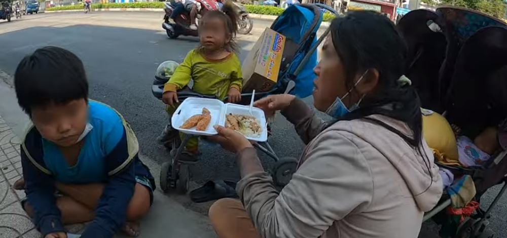 Bé trai 10 tuổi theo mẹ đẩy 3 em trên xe, đi khắp phố Sài Gòn bán vé số: Con không khổ - Ảnh 2.