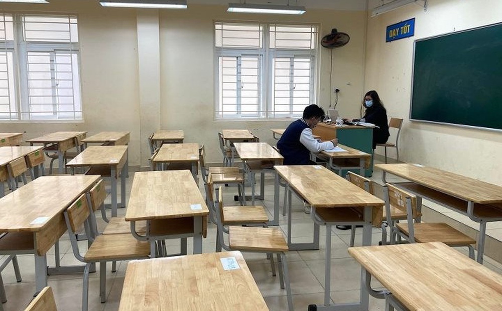Bức ảnh nhiều cảm x&uacute;c: Chỉ 1 học sinh đến lớp tại trường THPT ở H&agrave; Nội - Ảnh 1.