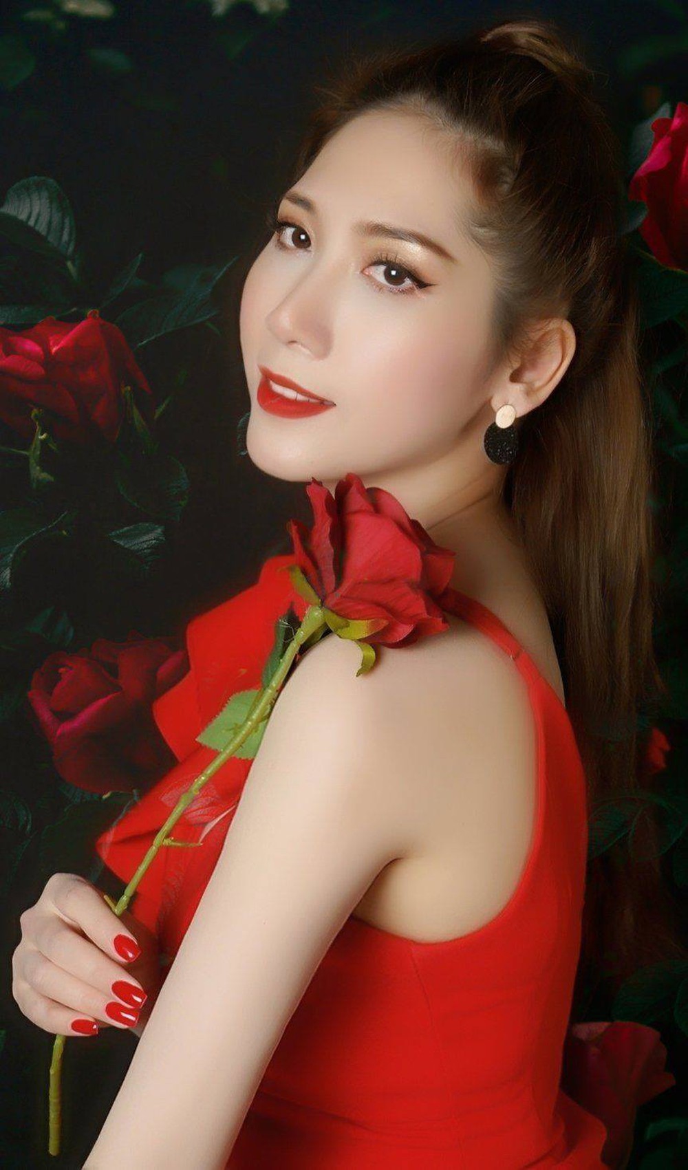 Hoa hậu Dương Quỳnh Lisa gợi cảm khi diện bikini - Ảnh 3.