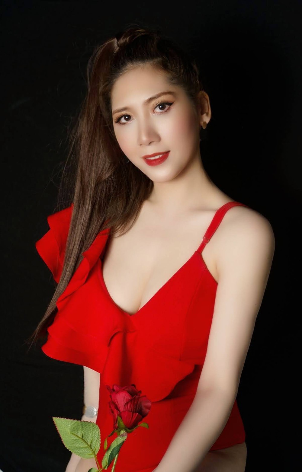 Hoa hậu Dương Quỳnh Lisa gợi cảm khi diện bikini - Ảnh 4.