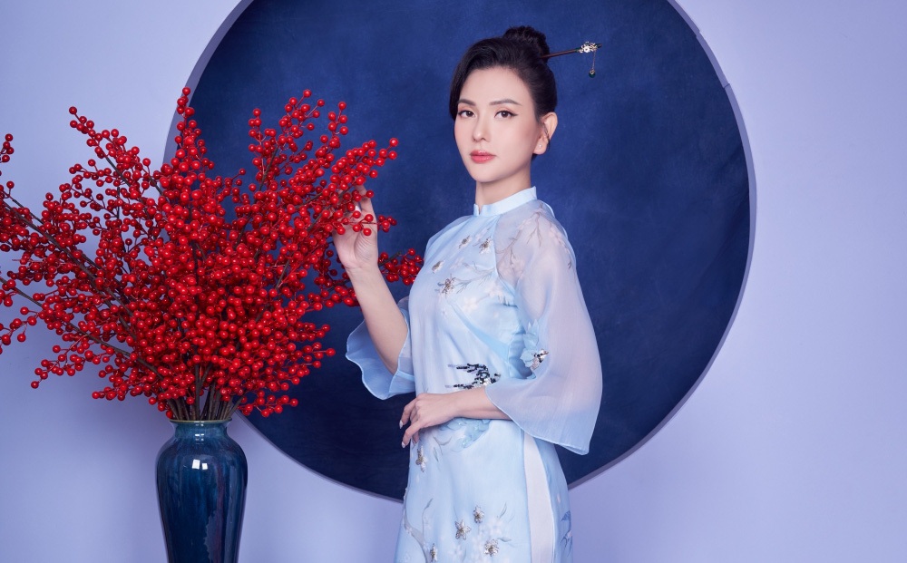 Thu Thủy diện áo dài nền nã đón Tết cổ truyền