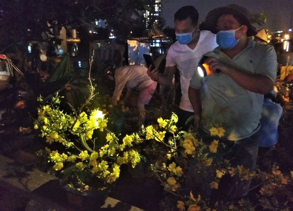 Đêm giao thừa người TPHCM soi đèn mua hoa Tết giải cứu nông dân - Ảnh 2.