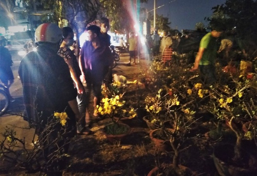 Đêm giao thừa người TPHCM soi đèn mua hoa Tết giải cứu nông dân - Ảnh 5.