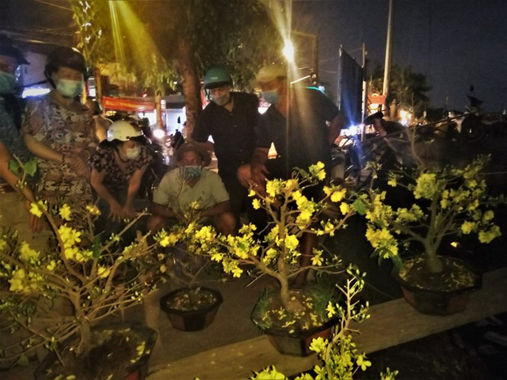 Đêm giao thừa người TPHCM soi đèn mua hoa Tết giải cứu nông dân - Ảnh 7.