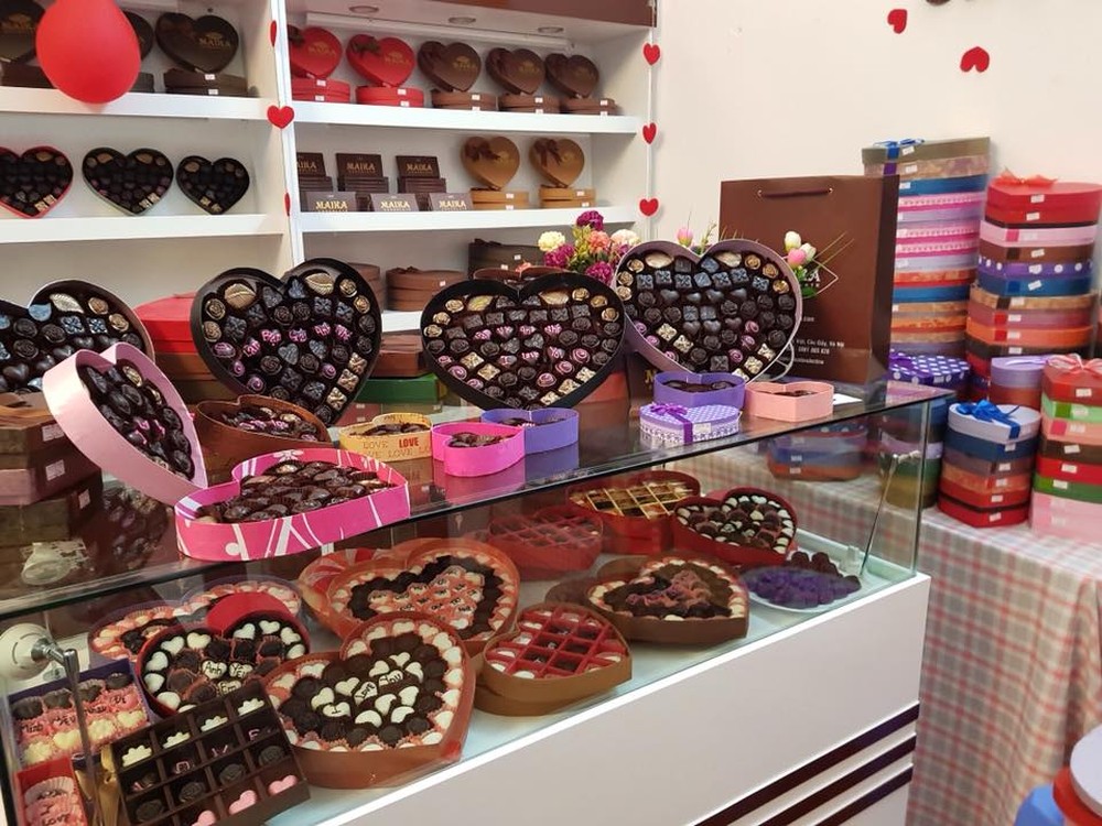 Mùng 3 Tết trùng ngày Valentine: Thị trường quà tặng socola handmade vẫn sôi động, shop online ship xuyên Tết còn giảm giá mạnh tới 50% - Ảnh 1.