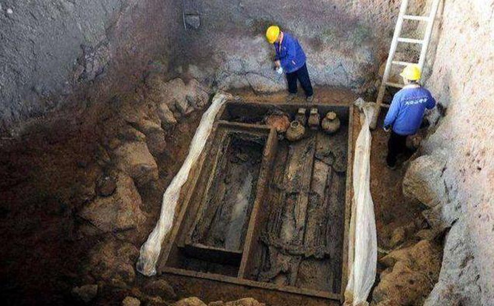 Đội khảo cổ khai quật ngôi mộ hợp táng 1 nam 34 nữ: Tìm thấy tín vật tình yêu hai nửa “âm dương”