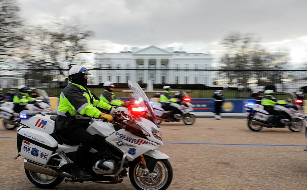 Người phụ nữ U70 mang súng áp sát Nhà Trắng, nói 'muốn gửi thư cho ông Biden'
