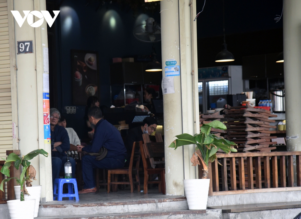 Một số quán ăn, quán cafe tại Hà Nội vẫn mở cửa bất chấp lệnh cấm - Ảnh 11.