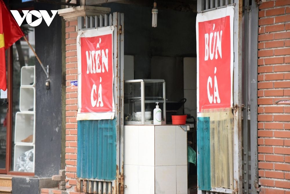 Một số quán ăn, quán cafe tại Hà Nội vẫn mở cửa bất chấp lệnh cấm - Ảnh 13.