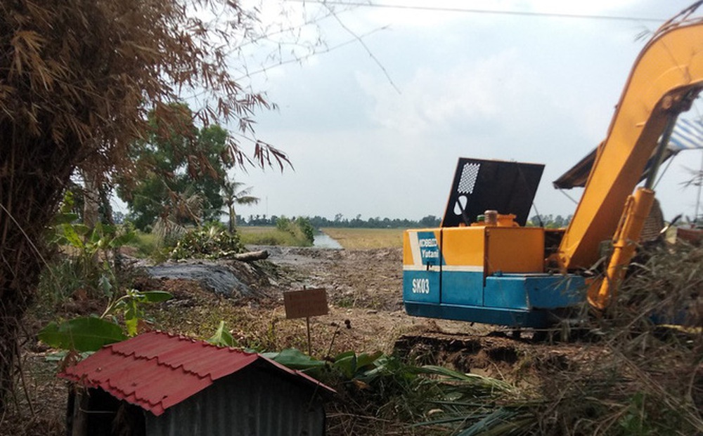 Quả bom phát nổ, tài xế xe cuốc bỏ chạy