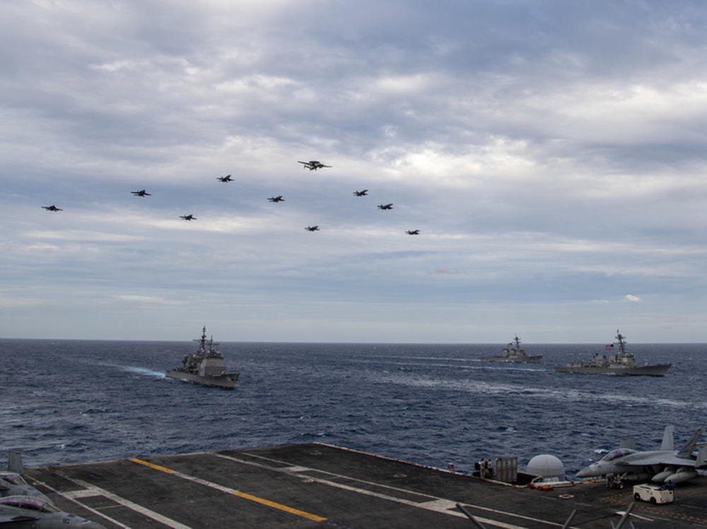 Hai nhóm tàu sân bay Mỹ vờn nhau trên Biển Đông - Ảnh 7.