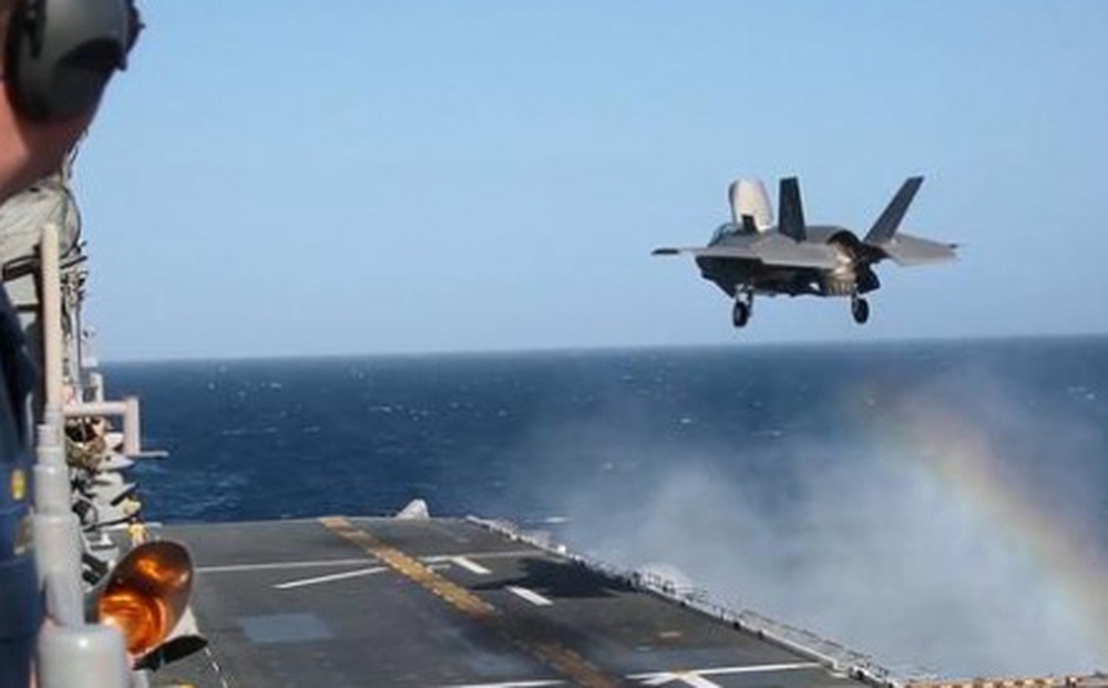 Tiêm kích F-35B phô diễn khả năng hạ cánh trên tàu tấn công đổ bộ