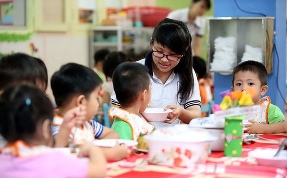 'Bỗng dưng' thất nghiệp, giáo viên mầm non loay hoay mưu sinh mùa Covid: Từ giữ trẻ, giúp việc theo giờ đến... làm shipper