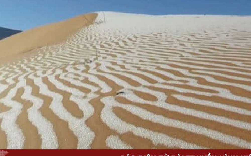 Tuyết rơi bất thường ở sa mạc Sahara, tạo nên bức tranh tuyệt đẹp trên cát