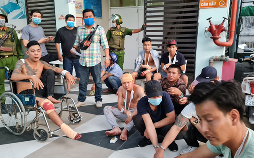 Khởi tố 16 đối tượng liên quan đến vụ chém người trên xe 16 chỗ
