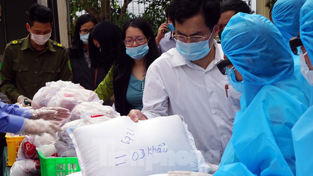 TP Hải Phòng tiếp tế gần 8 tấn gạo, thịt cho người dân khu phong tỏa - Ảnh 4.