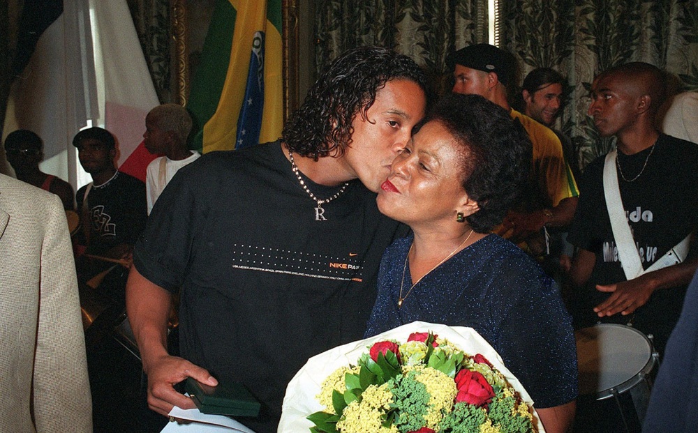 Quá suy sụp, Ronaldinho không thể dự đám tang mẹ