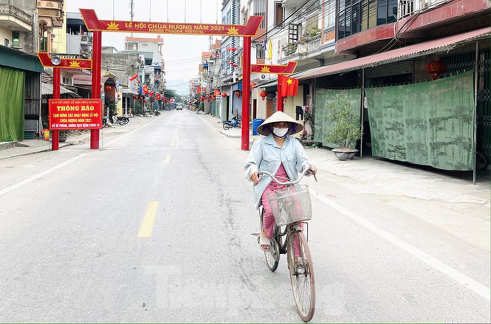 Chùa Hương vắng vẻ đìu hiu trong mùa dịch COVID-19 - Ảnh 1.