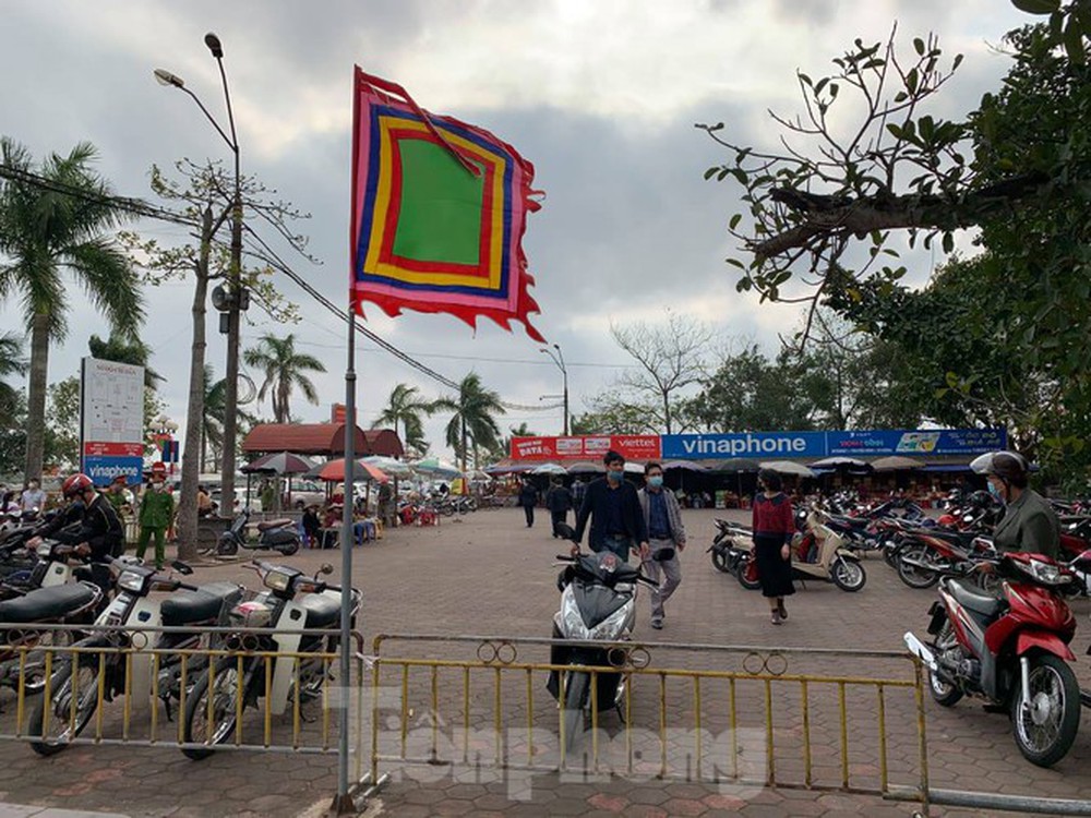 Lần đầu tiên đền Trần vắng nhất trong hơn 30 năm qua, phát ấn theo cách đặc biệt - Ảnh 8.