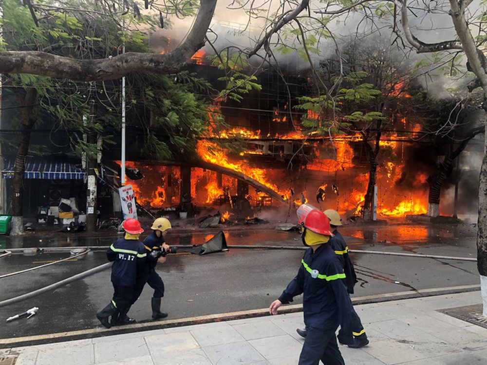 Bà hỏa thiêu  rụi nhà hàng lớn giữa trung tâm TP Hải Phòng - Ảnh 1.