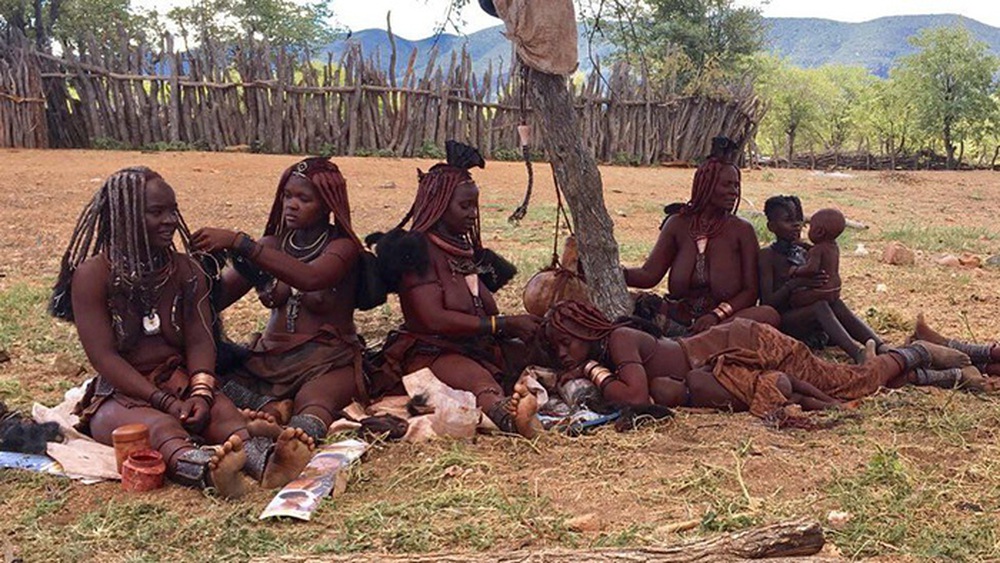 Lạ kỳ bộ lạc Himba chỉ tắm nước một lần trước khi cưới và làm sạch người bằng những giọt mồ hôi - Ảnh 3.