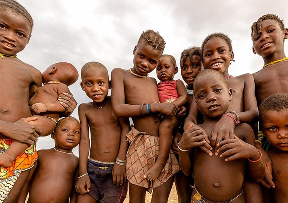 Lạ kỳ bộ lạc Himba chỉ tắm nước một lần trước khi cưới và làm sạch người bằng những giọt mồ hôi - Ảnh 4.