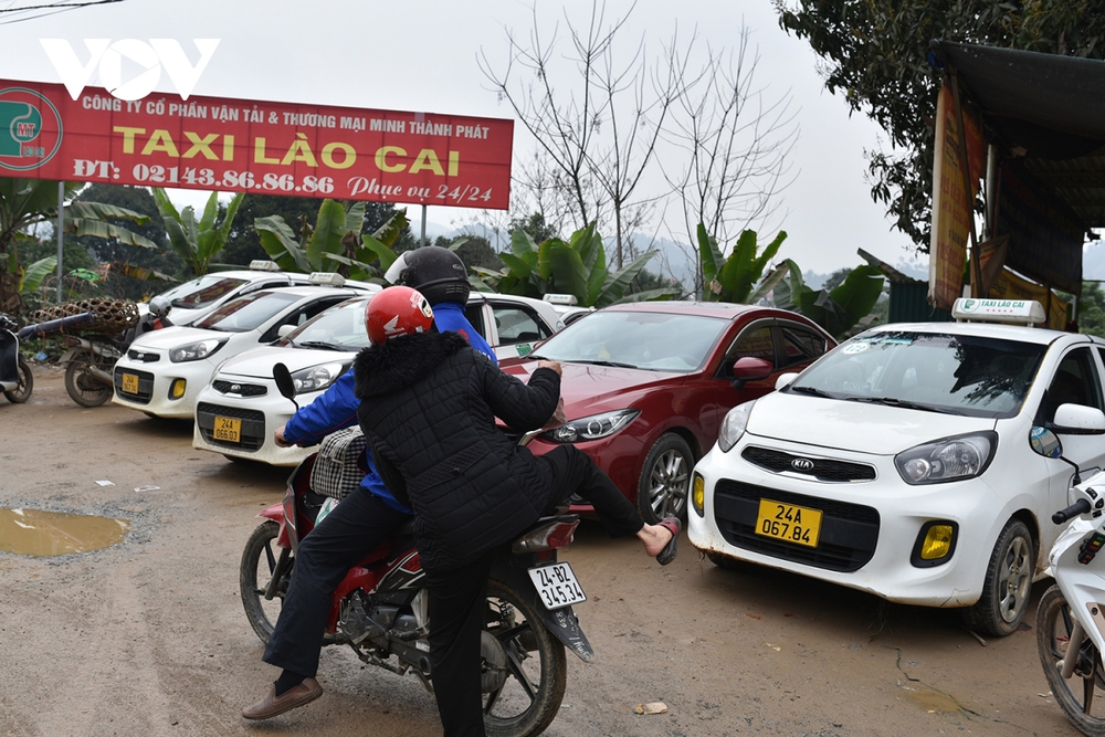 Hàng trăm người vượt rào cao tốc Nội Bài – Lào Cai mỗi ngày - Ảnh 3.