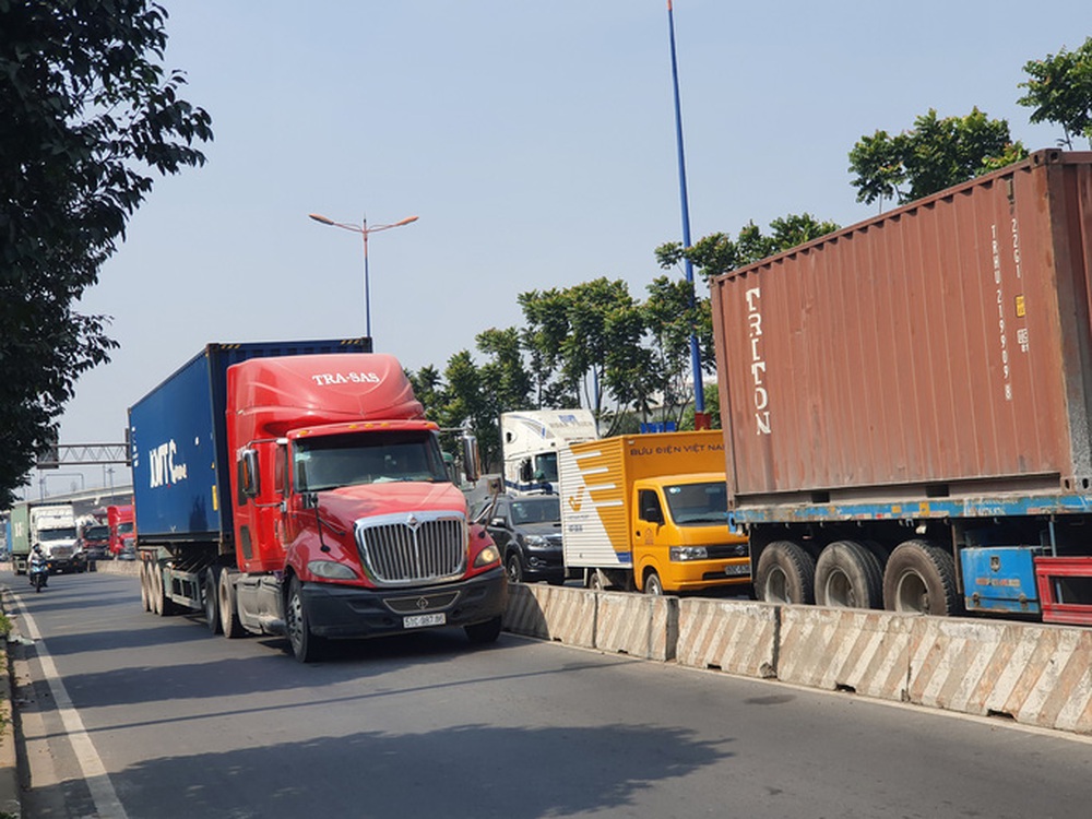 Xe tải và container đang bịt kín cửa ngõ phía Đông TP HCM - Ảnh 3.