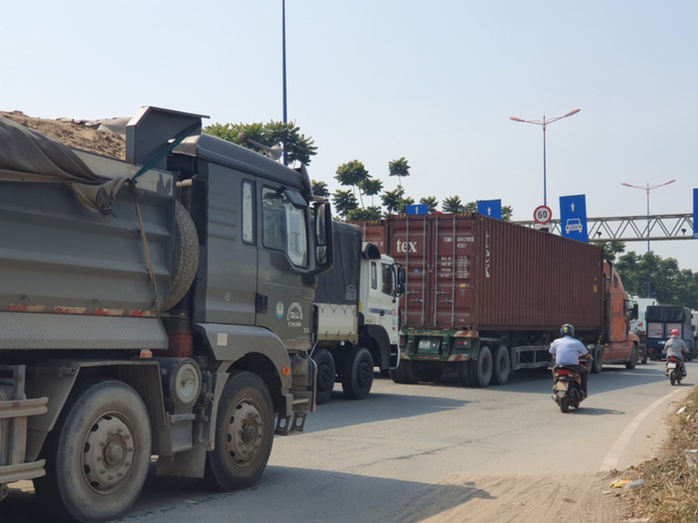 Xe tải và container đang bịt kín cửa ngõ phía Đông TP HCM - Ảnh 5.