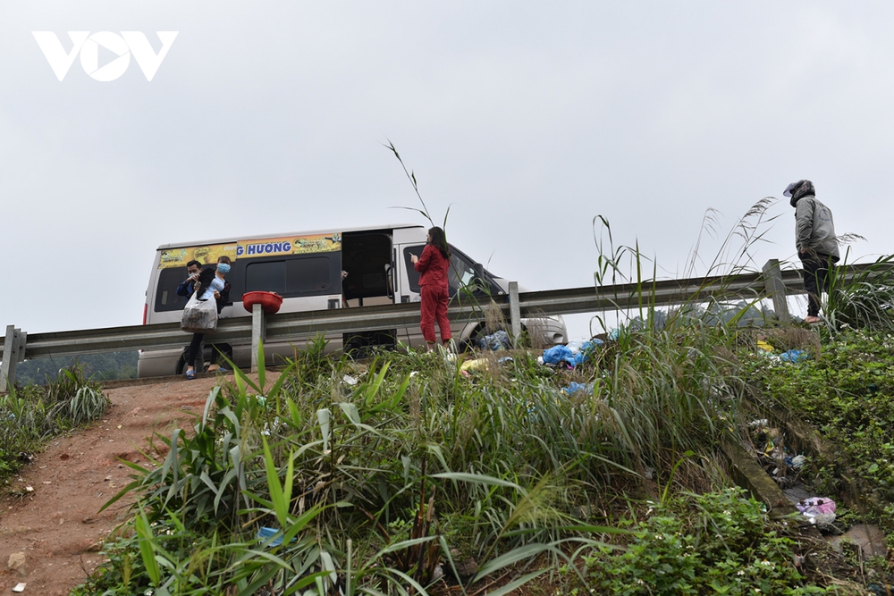 Hàng trăm người vượt rào cao tốc Nội Bài – Lào Cai mỗi ngày - Ảnh 8.
