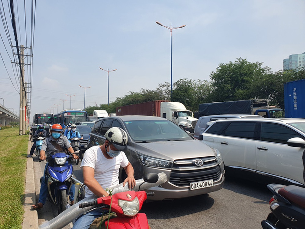 Xe tải và container đang bịt kín cửa ngõ phía Đông TP HCM - Ảnh 10.