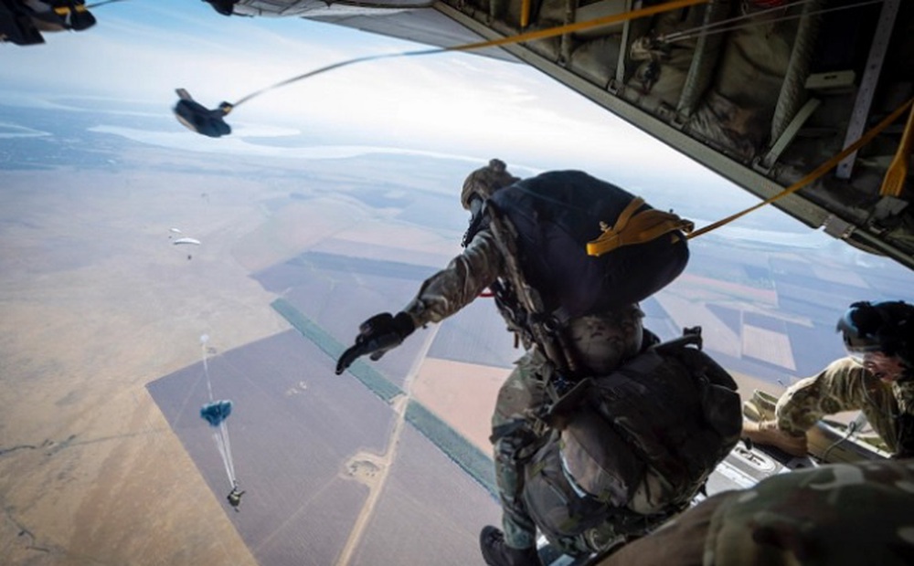 Đặc nhiệm Mỹ và Anh đâm vào nhau khi nhảy dù từ độ cao 5.400 mét ở nơi có khủng bố IS