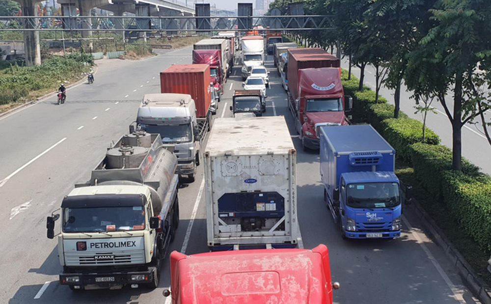 Xe tải và container đang bịt kín cửa ngõ phía Đông TP HCM