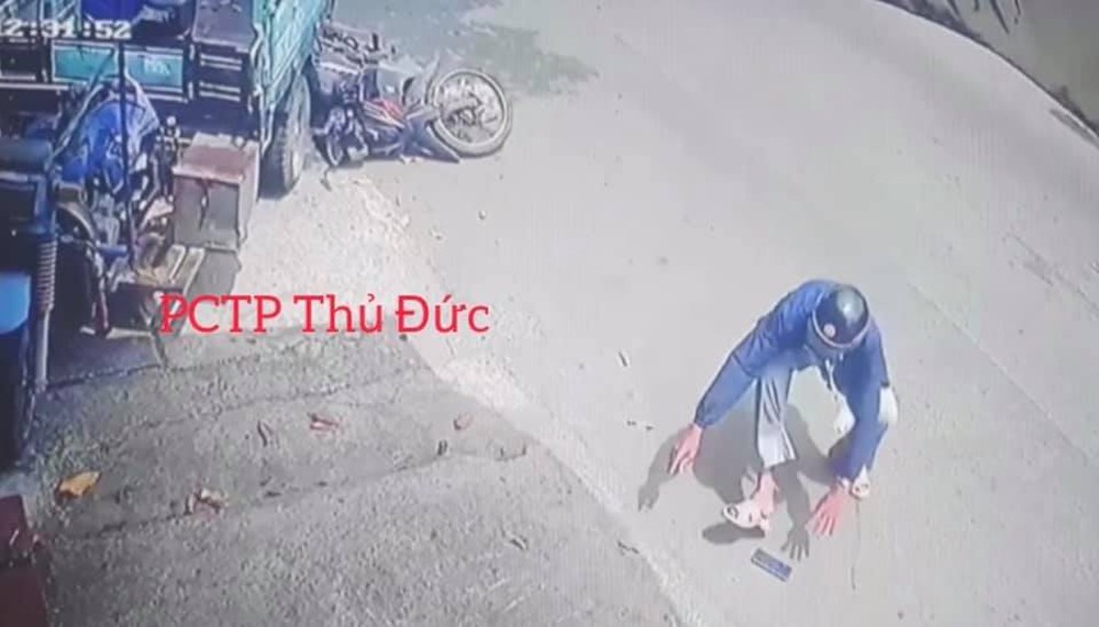 Tên cướp giật điện thoại trong chớp mắt khiến thanh niên hộc tốc đuổi theo, cái kết khiến tất cả hả hê - Ảnh 4.