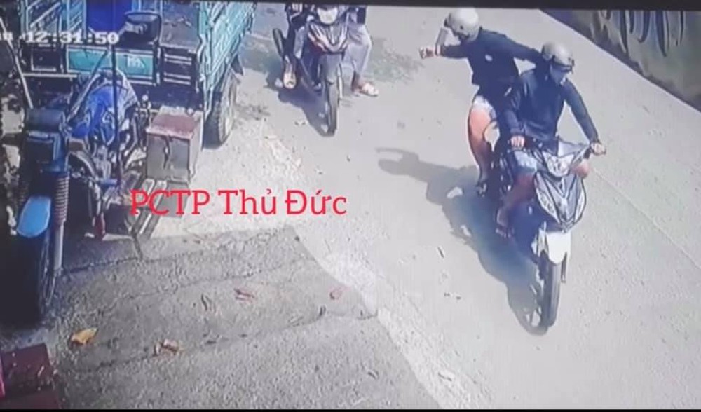 Tên cướp giật điện thoại trong chớp mắt khiến thanh niên hộc tốc đuổi theo, cái kết khiến tất cả hả hê - Ảnh 1.