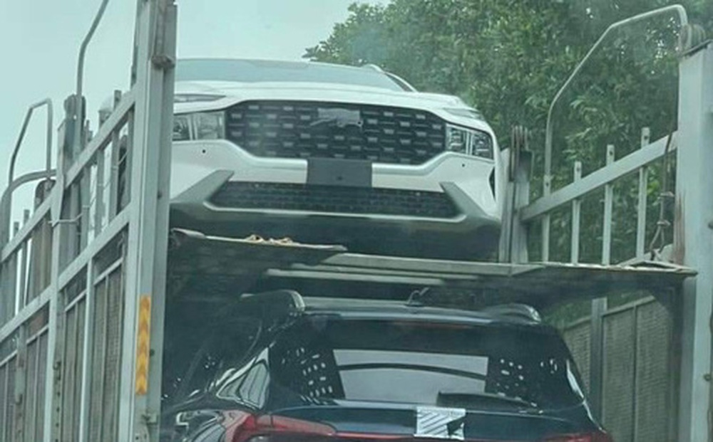 Lộ diện Hyundai Santa Fe 2021 trên đường vận chuyển tại Việt Nam: Khả năng là xe thương mại sắp ra mắt, đáp trả Kia Sorento