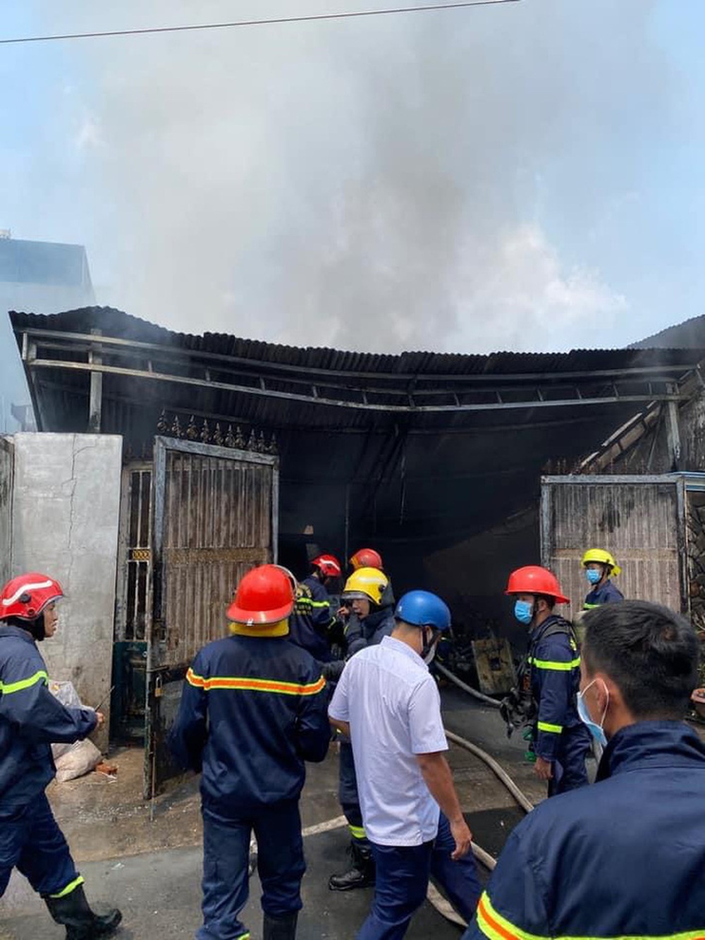 TP HCM: Hai vụ hỏa hoạn liên tiếp ở quận Gò Vấp, cứu được hai người mắc kẹt trong nhà 4 tầng - Ảnh 1.