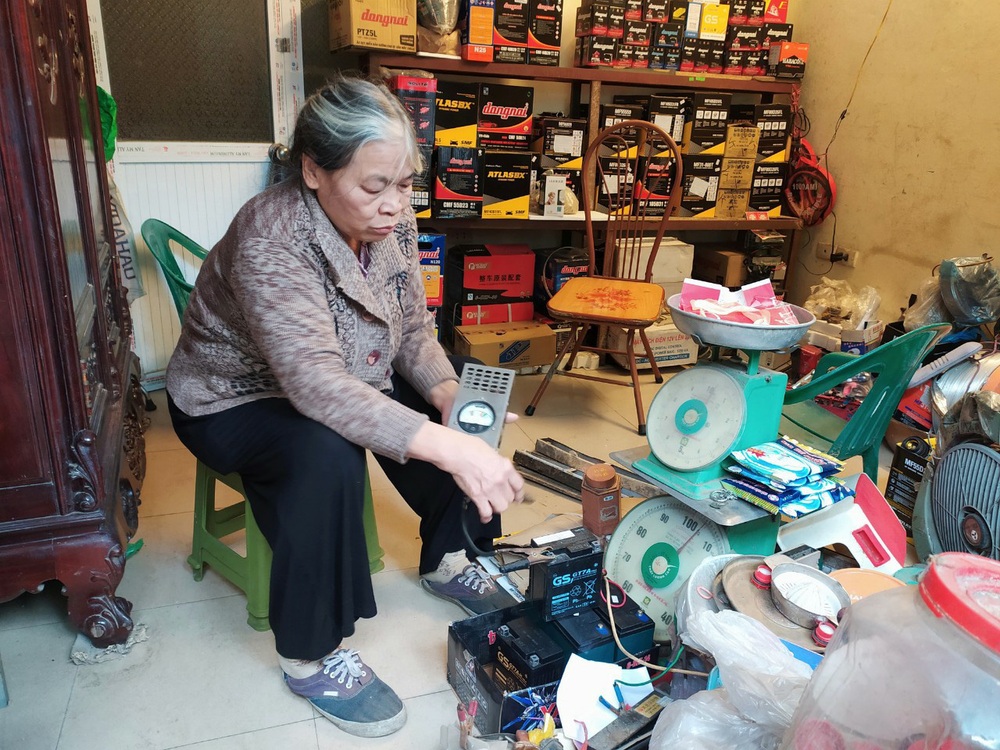 Chuyện về bà lão kỳ dị ở Hà Nội, hơn 50 năm tay cầm cờ lê, nằm gầm ô tô - Ảnh 1.