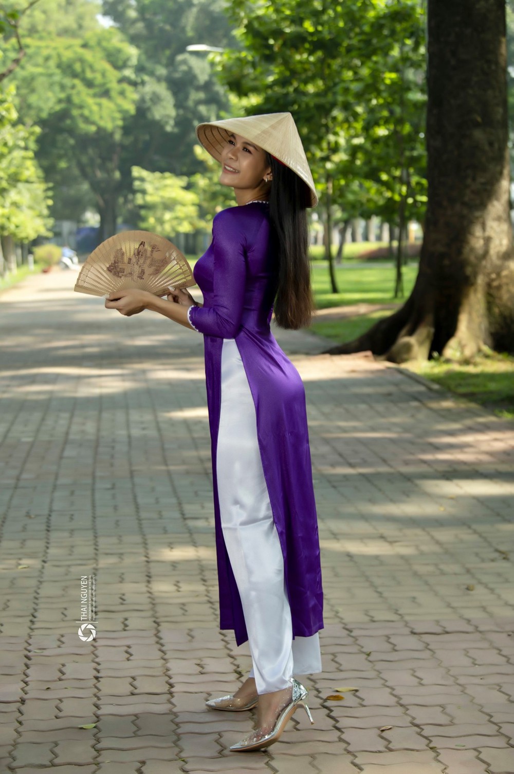 Nàng WAGs Thái Lan khoe sắc, thu hút ánh nhìn ở sân Hàng Đẫy - Ảnh 11.