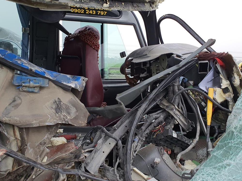 Tai nạn thảm khốc làm 2 người tử vong, 20 người bị thương: Đường vắng xe nên tài xế chủ quan - Ảnh 2.