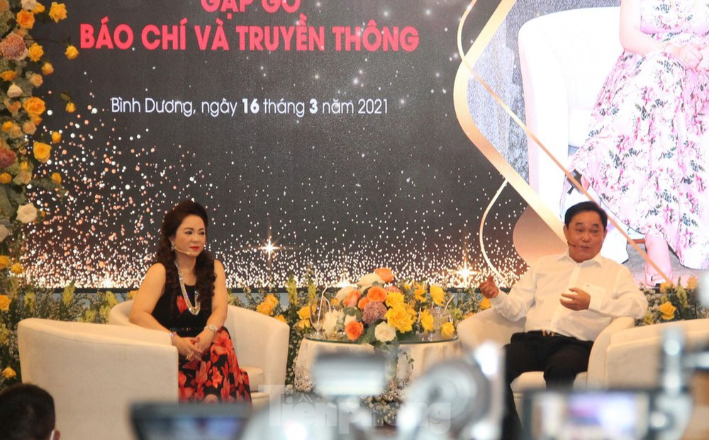 Vợ ông Dũng 'lò vôi' nói lời cuối, hàng trăm YouTuber và lực lượng an ninh có mặt