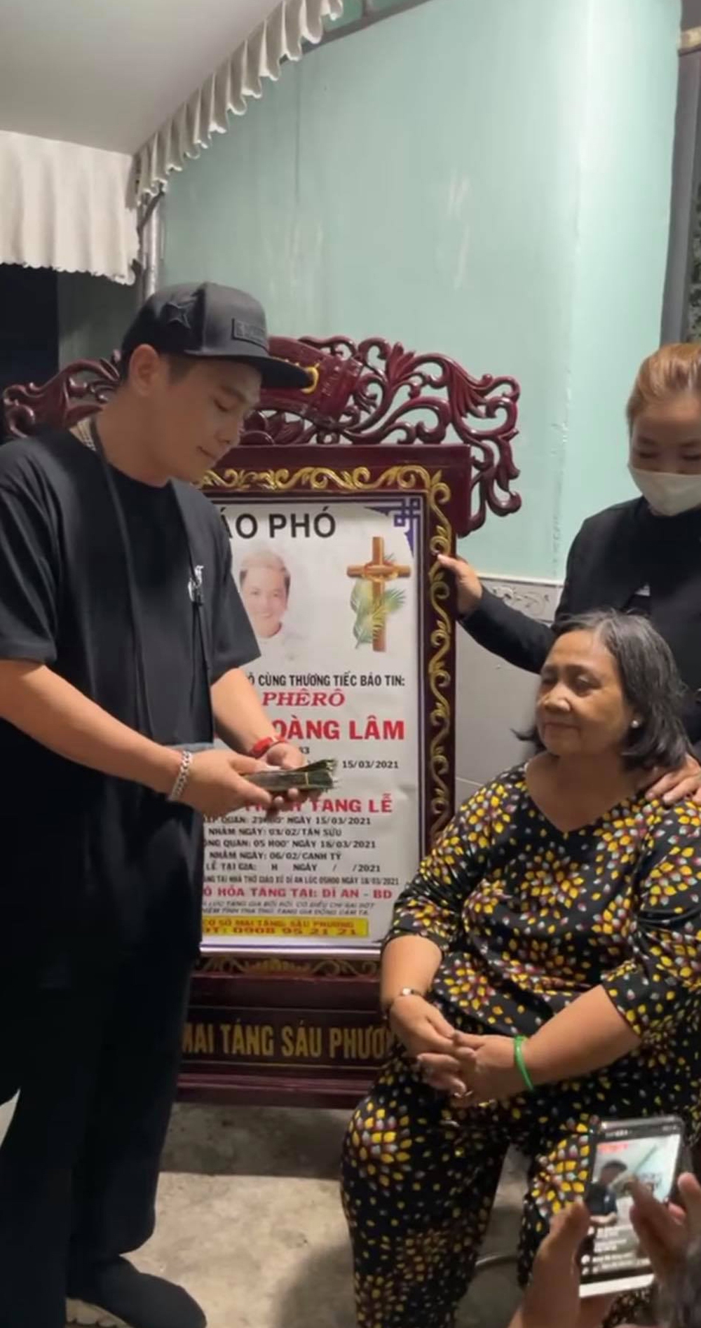 Lâm Hùng xúc động, trao hơn 100 triệu cho mẹ nam ca sĩ qua đời trên xe cấp cứu vì bạo bệnh - Ảnh 4.